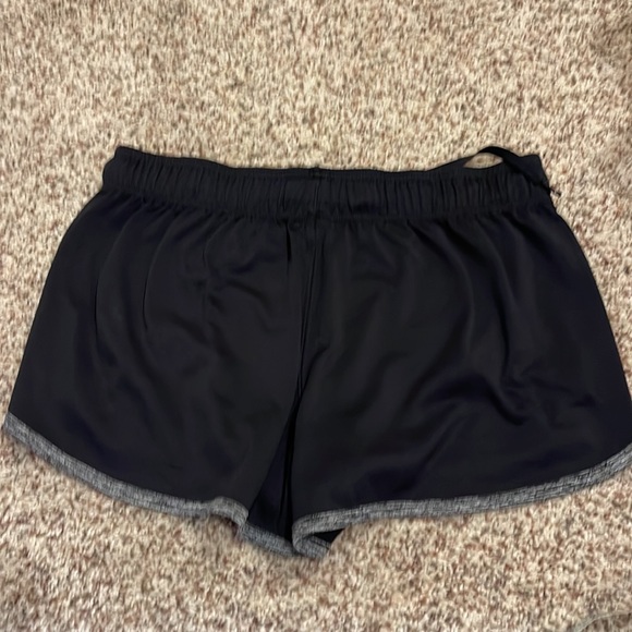 Under Armour Shorts - Picture 5 of 5